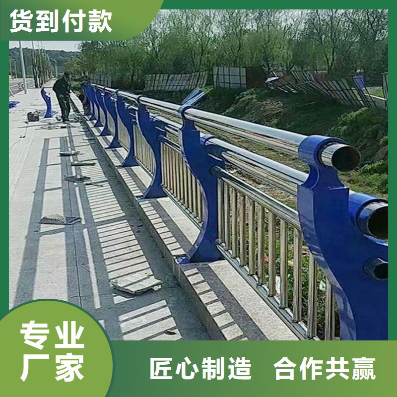 304不銹鋼碳素鋼復(fù)合管欄桿正規(guī)美觀大方不銹鋼天橋護(hù)欄實(shí)體廠家大量現(xiàn)貨