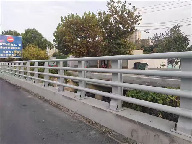 河道護(hù)欄按需定制各種護(hù)欄質(zhì)量檢測