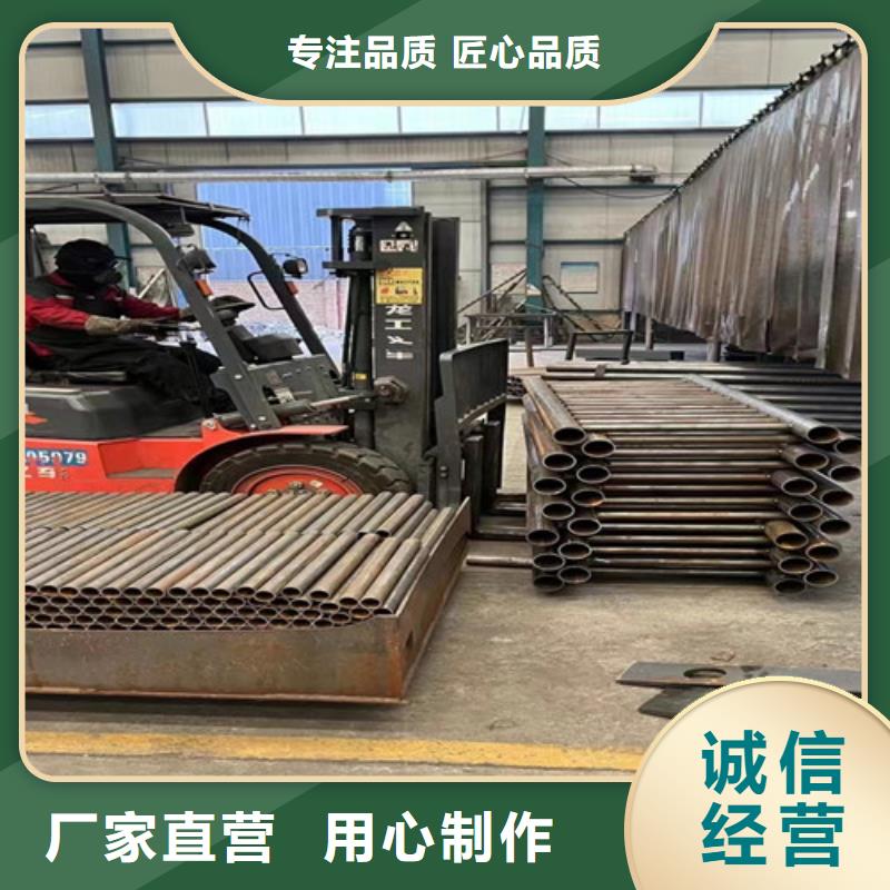 不銹鋼碳素鋼復(fù)合管護(hù)欄市政道路防護(hù)欄物美價(jià)優(yōu)附近公司