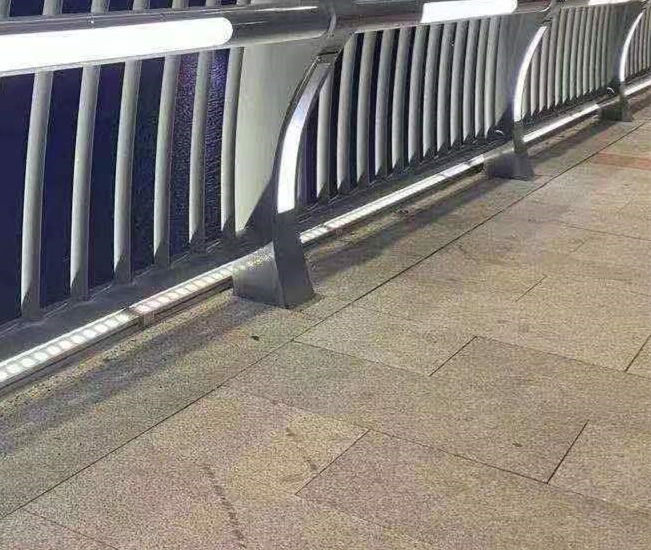 護欄防撞護欄廠工藝精細質保長久豐富的行業經驗