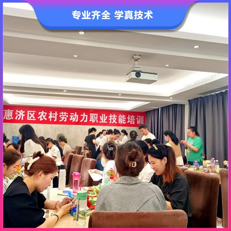 化妝-美容美發(fā)學(xué)校實(shí)操教學(xué)當(dāng)?shù)毓? />
                                <div   id=