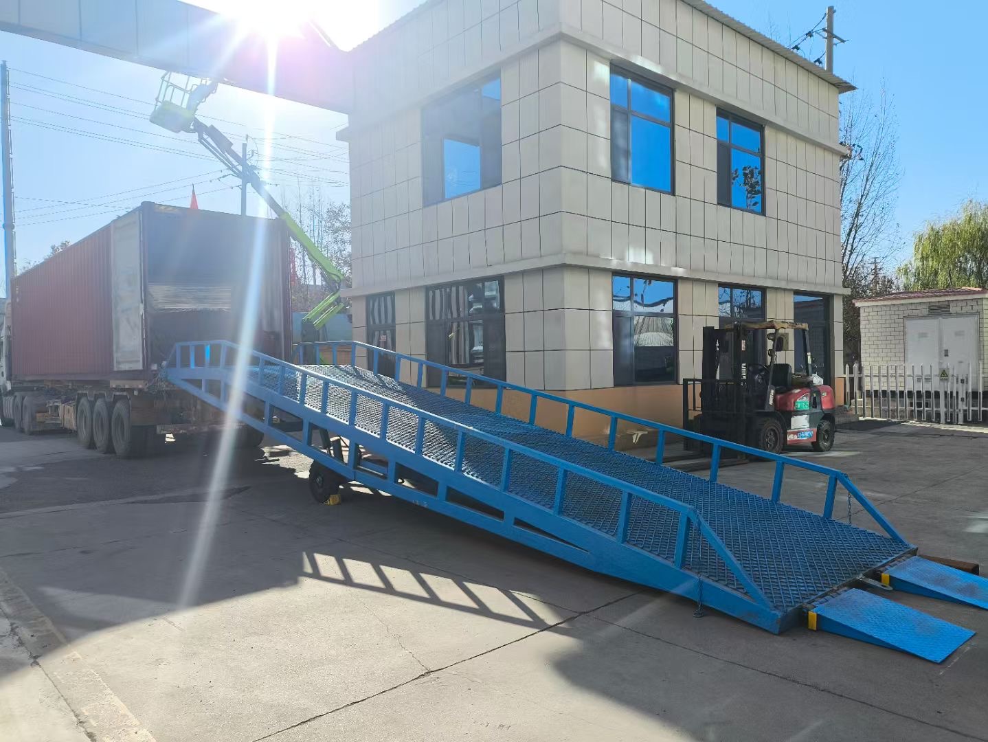 移動(dòng)式液壓登車橋價(jià)格公司