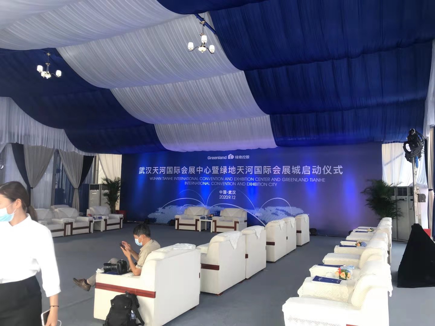 汉阳国际博览中心玻璃蓬房安装